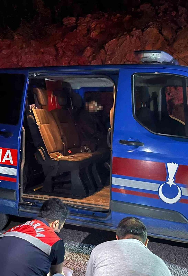 Alanya'da ormanı yakan şahıs suçüstü yakalandı Alanya'da ormanı yakan şahıs suçüstü yakalandı