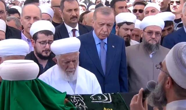 CHP'li vekil İlhan Kesici'nin Mahmut Ustaosmanoğlu'nun cenazesine katılması sosyal medyayı ikiye böldü