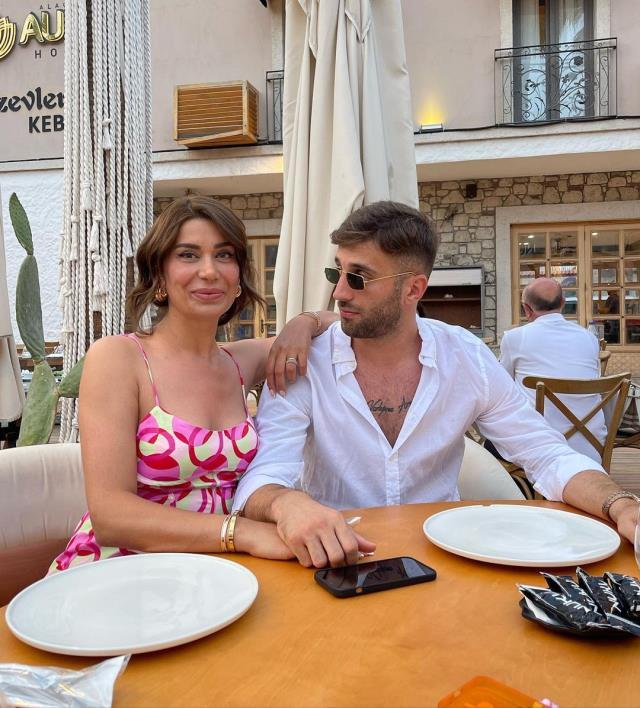 Futbolcu Alpaslan Öztürk, eşi Ebru Şancı'nın dekoltesine müdahale etti