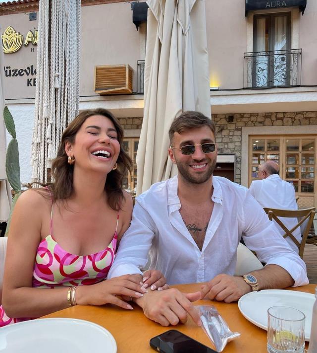 Futbolcu Alpaslan Öztürk, eşi Ebru Şancı'nın dekoltesine müdahale etti