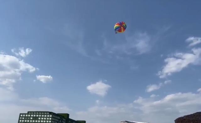 Gökyüzünde can pazarı! Paraşüte binen anne ve 2 kızı havada asılı kaldı Gökyüzünde can pazarı! Paraşüte binen anne ve 2 kızı havada asılı kaldı
