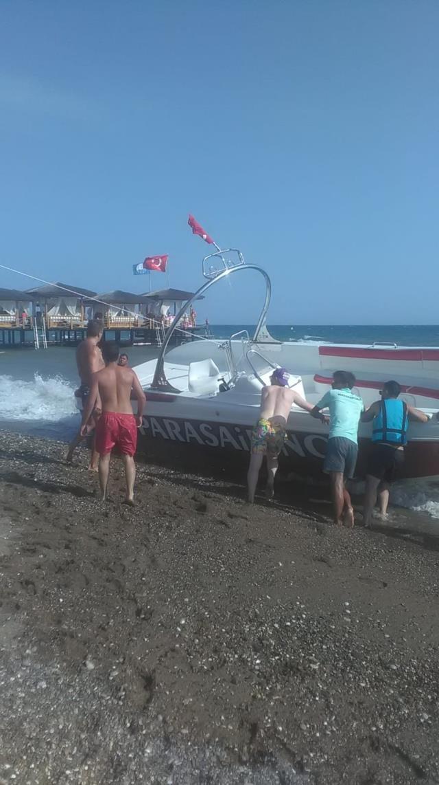 Gökyüzünde can pazarı! Paraşüte binen anne ve 2 kızı havada asılı kaldı Gökyüzünde can pazarı! Paraşüte binen anne ve 2 kızı havada asılı kaldı