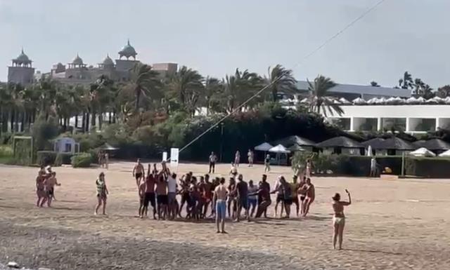 Gökyüzünde can pazarı! Paraşüte binen anne ve 2 kızı havada asılı kaldı Gökyüzünde can pazarı! Paraşüte binen anne ve 2 kızı havada asılı kaldı