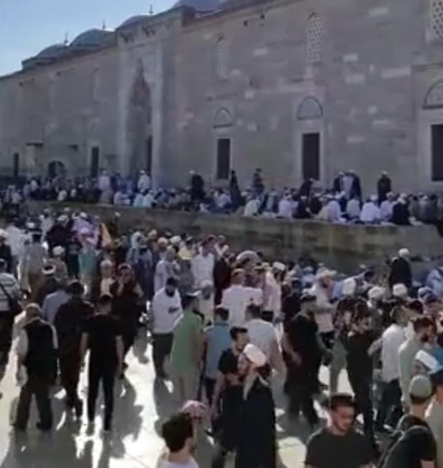 Onlarca kişi Fatih Camii'ne akın etti! İsmailağa cemaati lideri Mahmut Ustaosmanoğlu son yolculuğuna uğurlanıyor