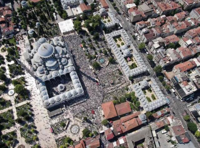 Ustaosmanoğlu'nun oğlu babasının cenazesinde duyurdu: İsmailağa Cemaatinin yeni lideri Hasan Kılıç Hocaefendi olacak