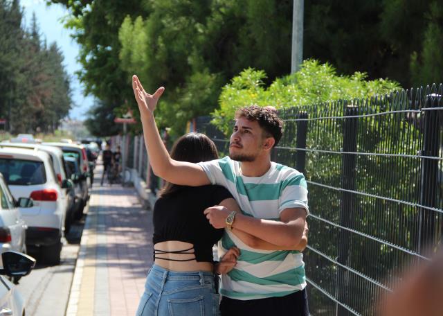 AVM'nin korkuluklarına çıkan şahıs yürekleri ağza getirdi: Hem intihara teşebbüs etti, hem de tartıştığı gençten özür diledi AVM'nin korkuluklarına çıkan şahıs yürekleri ağza getirdi: Hem intihara teşebbüs etti, hem de tartıştığı gençten özür diledi