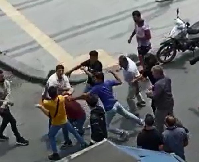 Cumhurbaşkanı ve çevredekilere hakaret eden iki kardeşe vatandaşlardan tekme tokat dayak Cumhurbaşkanı ve çevredekilere hakaret eden iki kardeşe vatandaşlardan tekme tokat dayak
