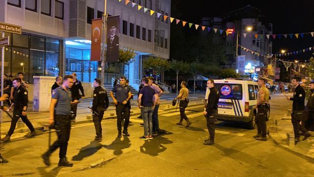 İki grup arasındaki silahlı kavga ortalığı savaş alanına döndürdü: 2'si polis 10 yaralı