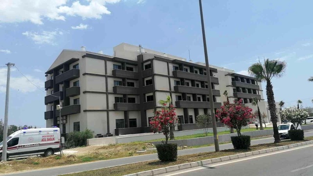 İşten çıkarılan otel çalışanı personel lojmanının çatısına çıktı