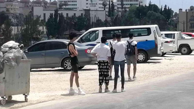 İşten çıkarılan otel çalışanı personel lojmanının çatısına çıktı