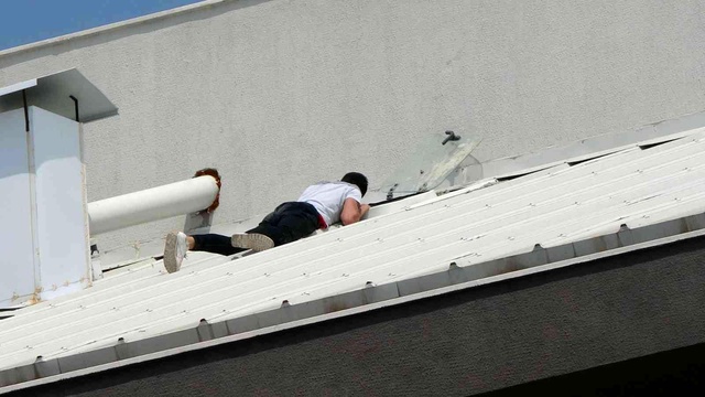 İşten çıkarılan otel çalışanı personel lojmanının çatısına çıktı
