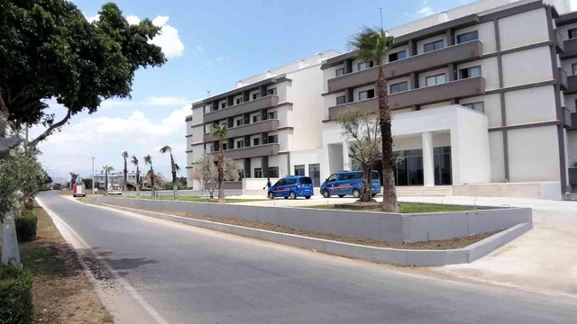 İşten çıkarılan otel çalışanı personel lojmanının çatısına çıktı