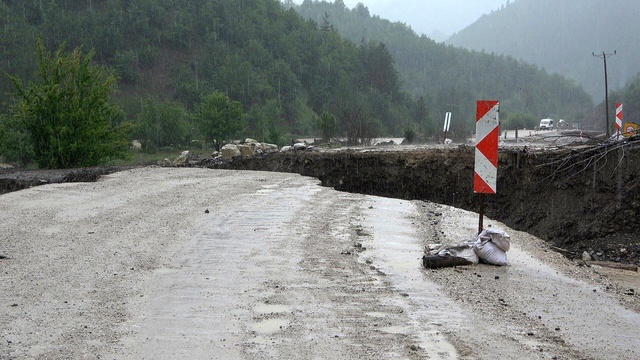 Kastamonu'da Sada çayının taşmasıyla yol çöktü, iki ilçeyle bağlantı kesildi Kastamonu'da Sada çayının taşmasıyla yol çöktü, iki ilçeyle bağlantı kesildi