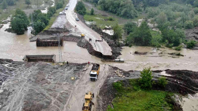 Kastamonu'da Sada çayının taşmasıyla yol çöktü, iki ilçeyle bağlantı kesildi Kastamonu'da Sada çayının taşmasıyla yol çöktü, iki ilçeyle bağlantı kesildi