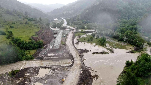 Kastamonu'da Sada çayının taşmasıyla yol çöktü, iki ilçeyle bağlantı kesildi Kastamonu'da Sada çayının taşmasıyla yol çöktü, iki ilçeyle bağlantı kesildi