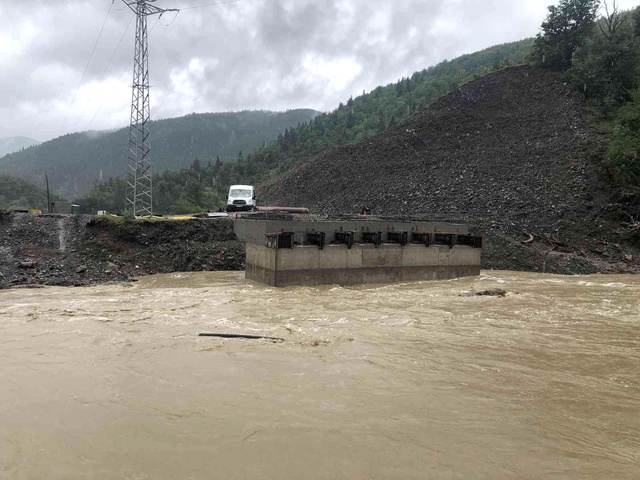 Kastamonu'da Sada çayının taşmasıyla yol çöktü, iki ilçeyle bağlantı kesildi Kastamonu'da Sada çayının taşmasıyla yol çöktü, iki ilçeyle bağlantı kesildi