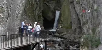 Uludağ'dan gelen kar suları ile beslen Saitabad Şelalesi ziyaretçilerini mest ediyor