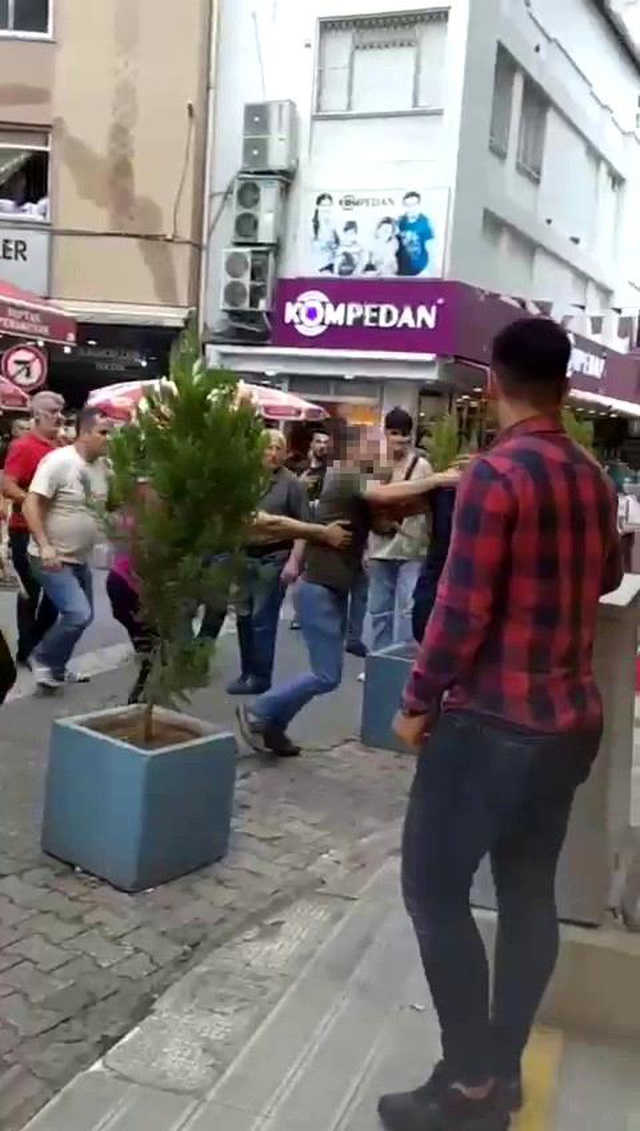 Yaşlı simitçiyi dövenleri kadın ayırmaya çalıştı Yaşlı simitçiyi dövenleri kadın ayırmaya çalıştı