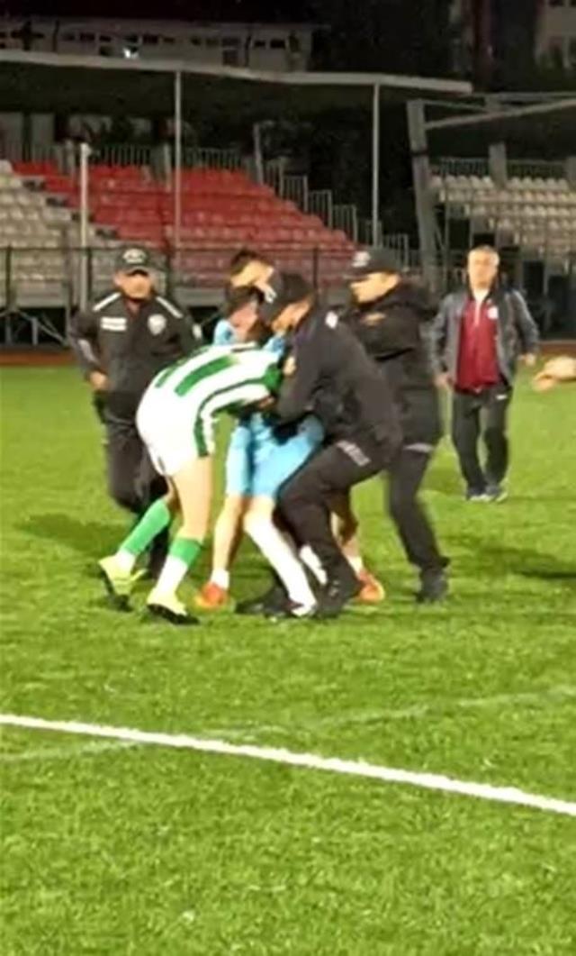 Yeşil saha boks ringine döndü! Polis biber gazıyla müdahale etti