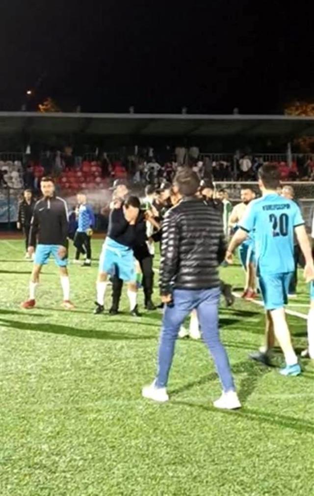 Yeşil saha boks ringine döndü! Polis biber gazıyla müdahale etti