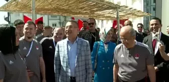 Cumhurbaşkanı Yardımcısı Oktay, Akdeniz Oyunları'na katılan Milli sporcularla bir araya geldi