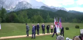 G7 Zirvesi'nin ilk gününde ülke liderleri aile fotoğrafı çektirdi
