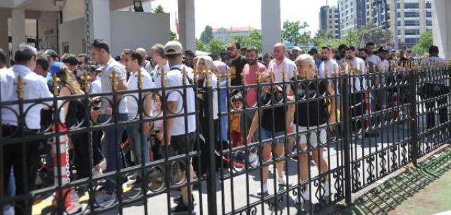 Gazi Koşusu için nefesler tutuldu! Yarışseverler, Veliefendi Hipodromu'na akın etti