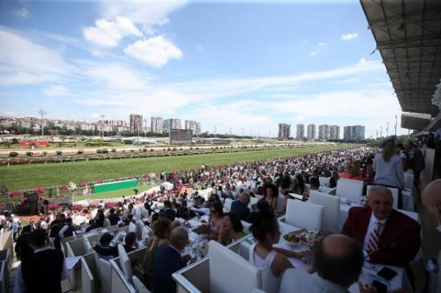 Gazi Koşusu için nefesler tutuldu! Yarışseverler, Veliefendi Hipodromu'na akın etti