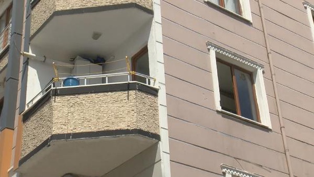 Kendisini uyaran polislere pencereden ateş edince vuruldu Kendisini uyaran polislere pencereden ateş edince vuruldu