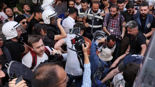 Taksim'de LGBT'lilerin Onur Yürüyüşü'ne izin verilmedi, onlarca kişi gözaltına alındı