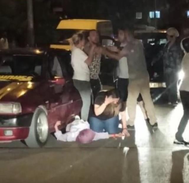 Hamile kadın bayıldı, sürücüler kavgaya devam etti Hamile kadın bayıldı, sürücüler kavgaya devam etti