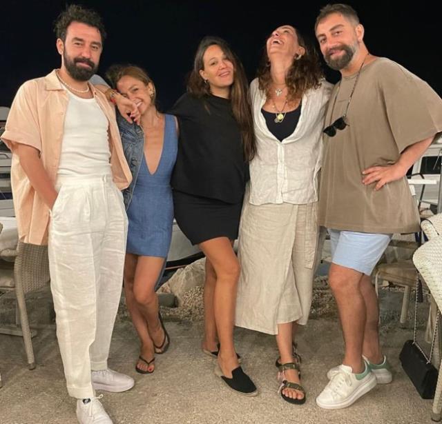 İlk bebeğine 7 aylık hamile olan Gupse Özay'dan ilk karnı burnunda poz geldi