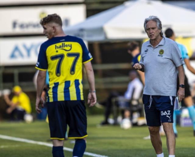 Jorge Jesus'u 20 dakikada büyüledi! Fener'de topun ağzındaki isim takımda kalıyor Jorge Jesus'u 20 dakikada büyüledi! Fener'de topun ağzındaki isim takımda kalıyor