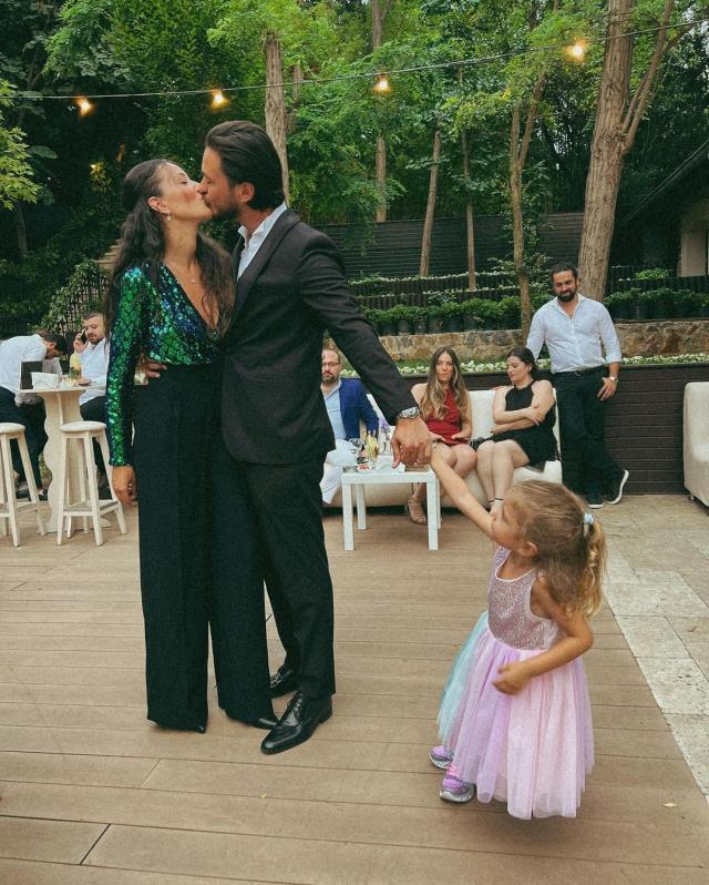 Öpüşürken poz vermek isteyen Pelin Akil ve Anıl Altan'a ikiz kızlarından müdahale