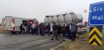 Otomobil tırın dorsesine saplandı: 1'i ağır 3 yaralı