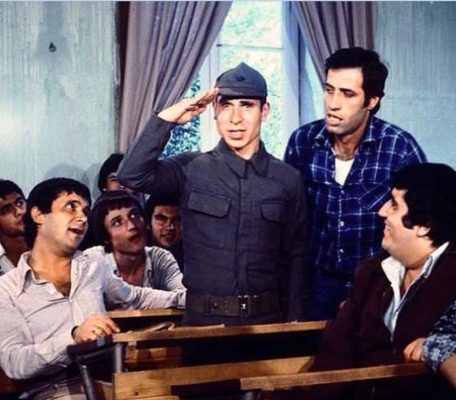 Şen kahkahalı çocuk, geçim derdine düşmüş! Hababam Sınıfı'nın iki yıldızı görenleri üzdü Şen kahkahalı çocuk, geçim derdine düşmüş! Hababam Sınıfı'nın iki yıldızı görenleri üzdü