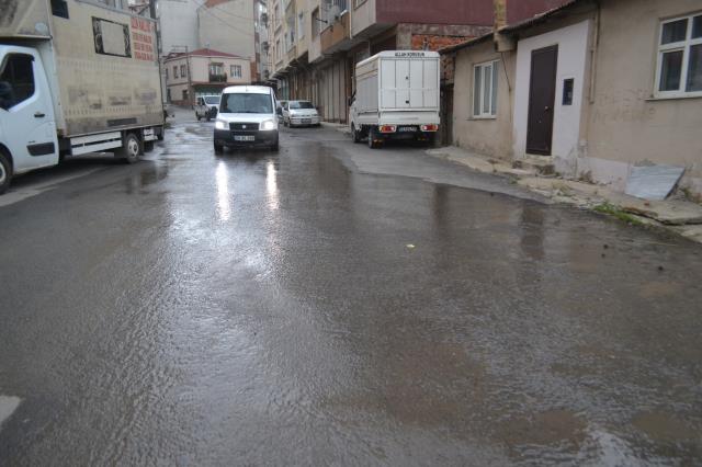 Çorlu'da boşa akan su yolları göle çevirdi, vatandaş belediyeye sitem etti: Başkanımız bizim mahalleyle de ilgilenmeli Çorlu'da boşa akan su yolları göle çevirdi, vatandaş belediyeye sitem etti: Başkanımız bizim mahalleyle de ilgilenmeli