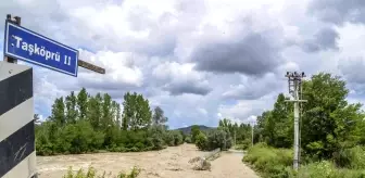 Gökırmak taştı, tarihi taşköprü ulaşıma kapatıldı