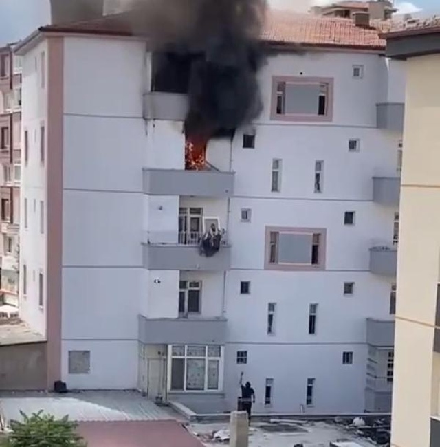 Alevlere teslim olan daireden aşağı atlayan kadın, alt kattaki komşusu tarafından havada yakalandı Alevlere teslim olan daireden aşağı atlayan kadın, alt kattaki komşusu tarafından havada yakalandı