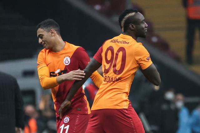 Galatasaray'da takımdan ayrılacak futbolcular belli oldu! Okan Buruk listeyi verdi