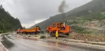 KASTAMONU - Sağanak sonrası çökme yaşanan Kastamonu-Ankara kara yolunda çalışma yapılıyor