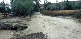 Osmancık'ta dere yatağı taştı, 5 ev tedbir amaçlı boşaltıldı