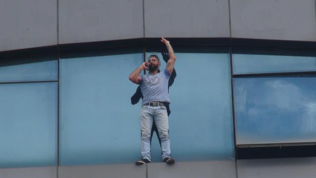 '5 dakikanız var, vali gelsin yoksa kendimi aşağıya atarım' diyerek intihara kalkıştı '5 dakikanız var, vali gelsin yoksa kendimi aşağıya atarım' diyerek intihara kalkıştı