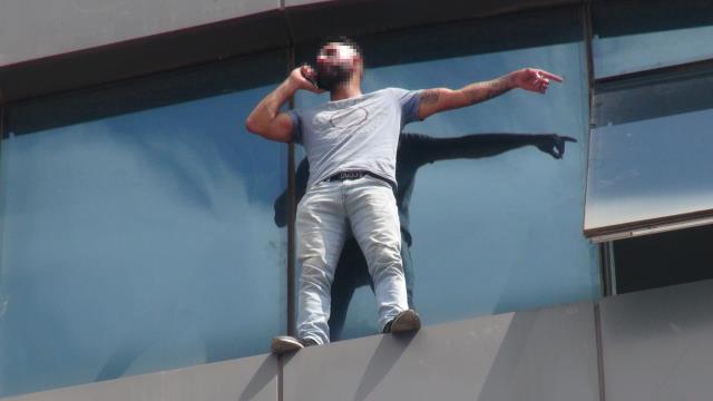 '5 dakikanız var, vali gelsin yoksa kendimi aşağıya atarım' diyerek intihara kalkıştı '5 dakikanız var, vali gelsin yoksa kendimi aşağıya atarım' diyerek intihara kalkıştı