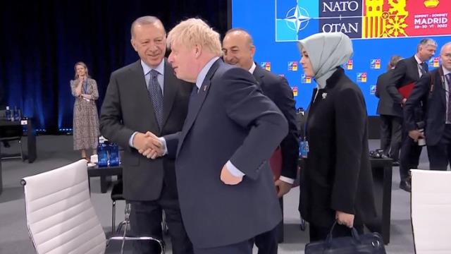 Cumhurbaşkanı Erdoğan'ın Boris Johnson ile şakalaştığı anlar NATO zirvesine damga vurdu Cumhurbaşkanı Erdoğan'ın Boris Johnson ile şakalaştığı anlar NATO zirvesine damga vurdu