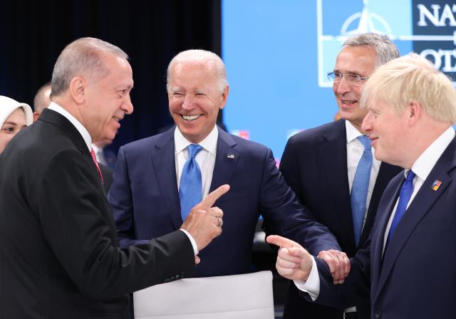 Cumhurbaşkanı Erdoğan'ın Boris Johnson ile şakalaştığı anlar NATO zirvesine damga vurdu Cumhurbaşkanı Erdoğan'ın Boris Johnson ile şakalaştığı anlar NATO zirvesine damga vurdu