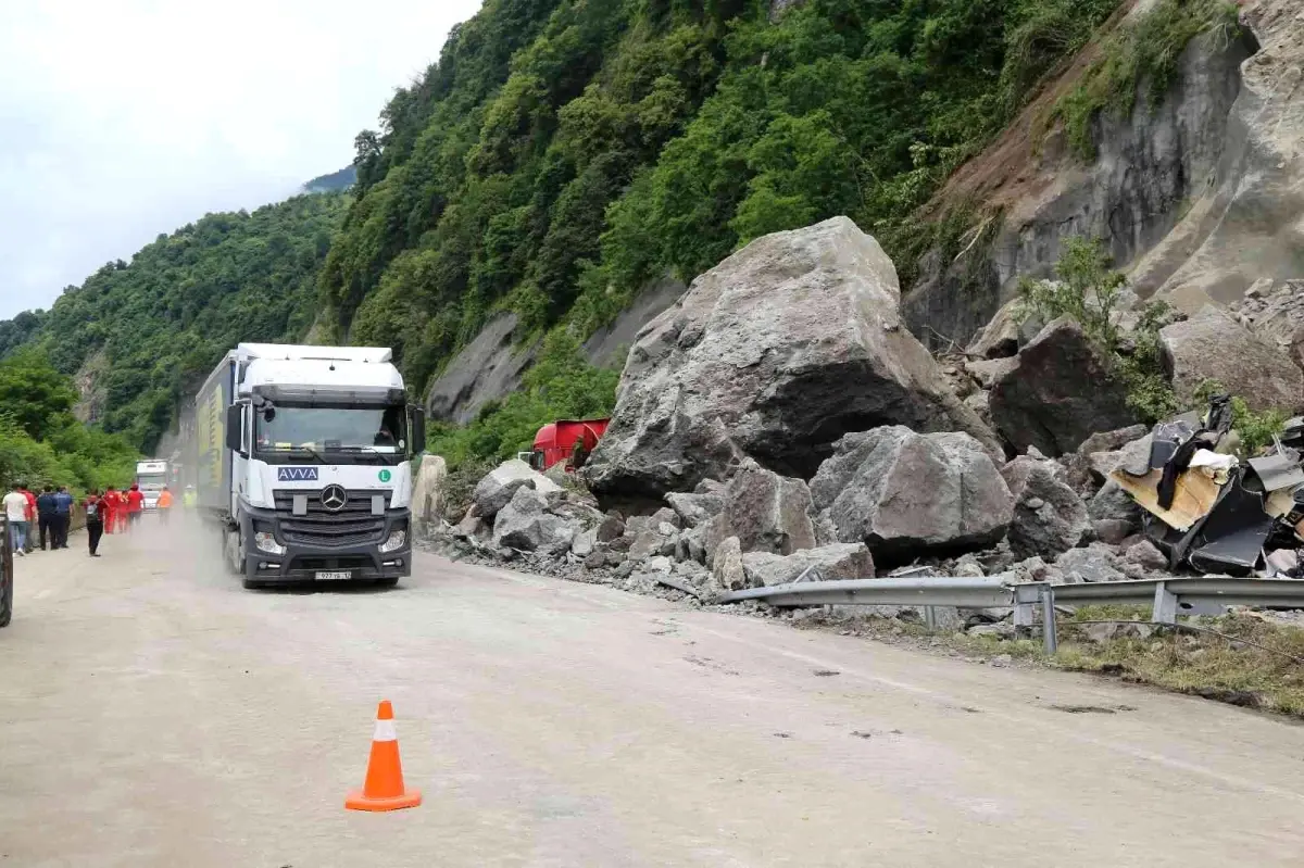 Kemalpaşa ilçesindeki heyelanın ardından Karadeniz Sahil Yolu kontrollü