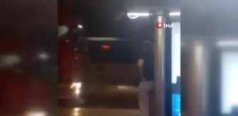 Durakta yolcular metrobüs beklerken tır geldi