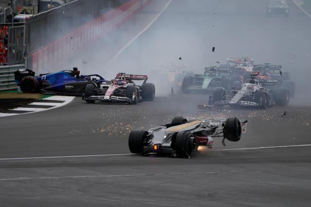 Dünya, Formula 1'deki kazayı konuşuyor! Halo sistemi ünlü pilot Guanyu Zhou'nun hayatını kurtardı Dünya, Formula 1'deki kazayı konuşuyor! Halo sistemi ünlü pilot Guanyu Zhou'nun hayatını kurtardı