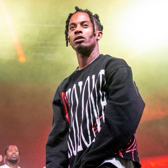 Ünlü rapçi Playboi Carti, konserinde sahneden düştü Ünlü rapçi Playboi Carti, konserinde sahneden düştü